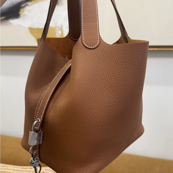 Picotin 22 brand new (gold/phw)
Full set with receipt Hermes’ (SOLD) - Picture 6 of 11